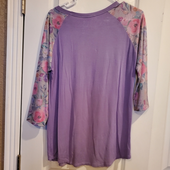 Beautiful Top - Picture 2 of 3